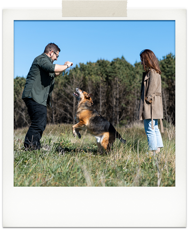 foto polaroid pareja y perro en campo
